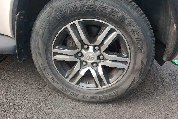 Used Toyota Fortuner  Right Front Wheel Hub