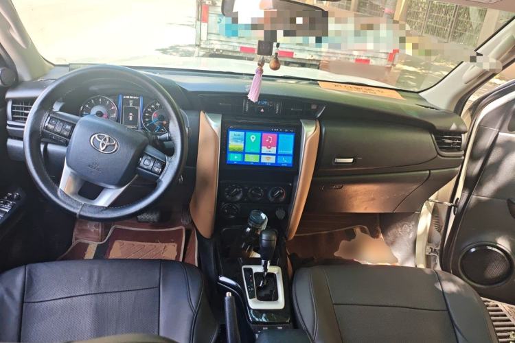 Used Toyota Fortuner  Center Console