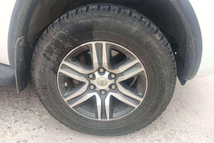 Used Toyota Fortuner  Right Front Wheel Hub