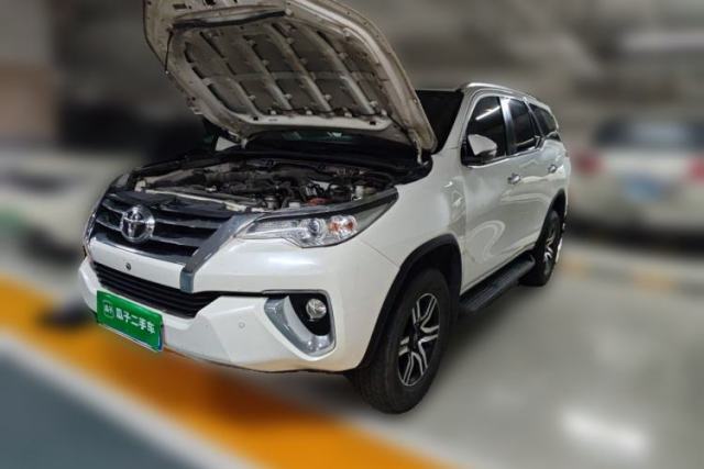 Ojetý Toyota Fortuner Toyota Fortuner 2019, 2.7-liter engine, seven-seater, no sunroof, white, parallel import.