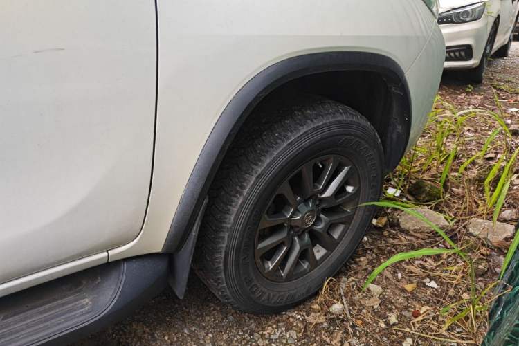 Used Toyota Fortuner  Right Front Wheel Hub
