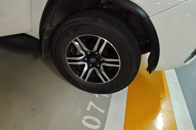 Used Toyota Fortuner  Right Front Wheel Hub