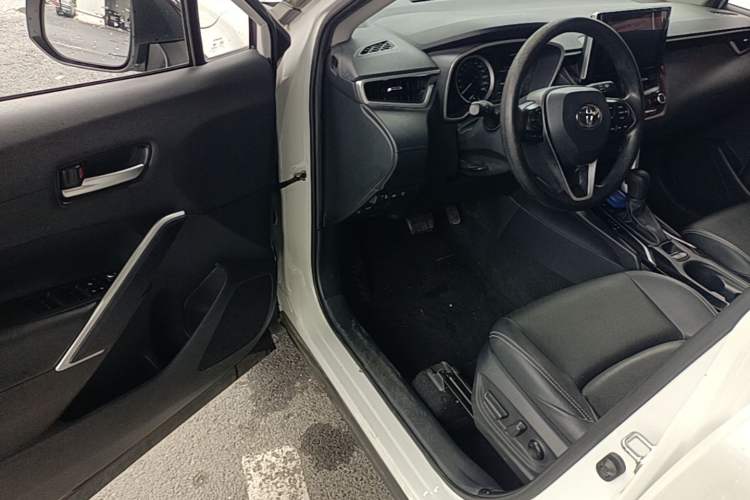 Used Toyota FRONTLANDER 2022 2.0L CVT Luxury PLUS Edition Driver Seat