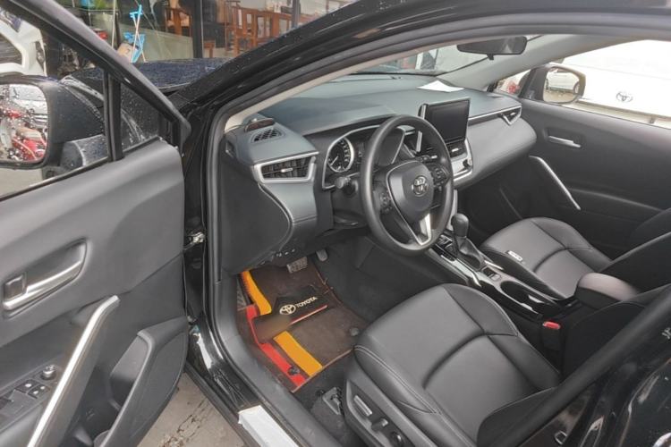 Used Toyota FRONTLANDER 2022 2.0L CVT Luxury PLUS Edition Driver Seat
