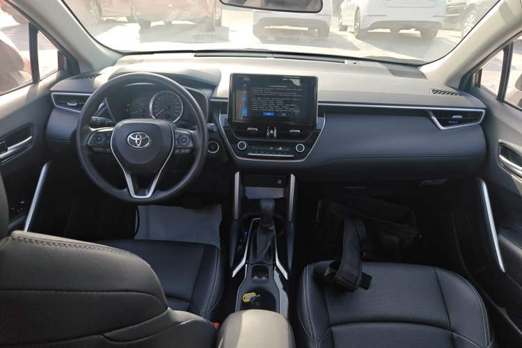 Used Toyota FRONTLANDER 2022 2.0L CVT Luxury PLUS Edition Interior 2