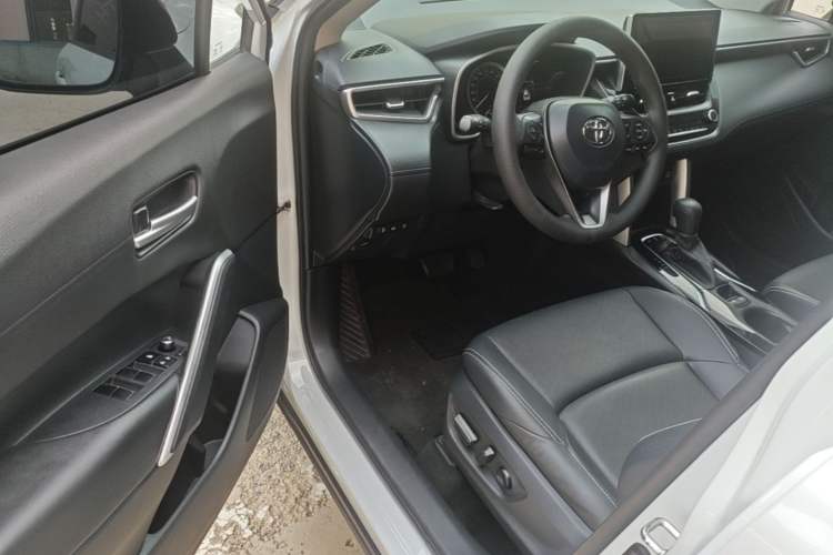 Used Toyota FRONTLANDER 2022 2.0L CVT Luxury PLUS Edition Driver Seat