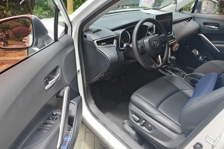 Used Toyota FRONTLANDER 2022 2.0L CVT Luxury PLUS Edition Driver Seat
