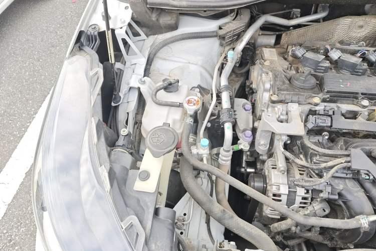 Used Toyota FRONTLANDER 2022 2.0L CVT Elite Edition Engine Bay Right