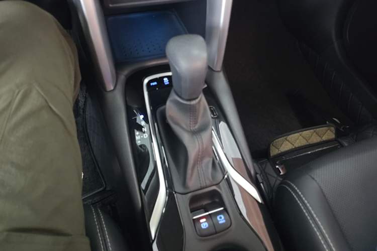 Used Toyota FRONTLANDER 2022 2.0L CVT Luxury PLUS Edition Gear Lever
