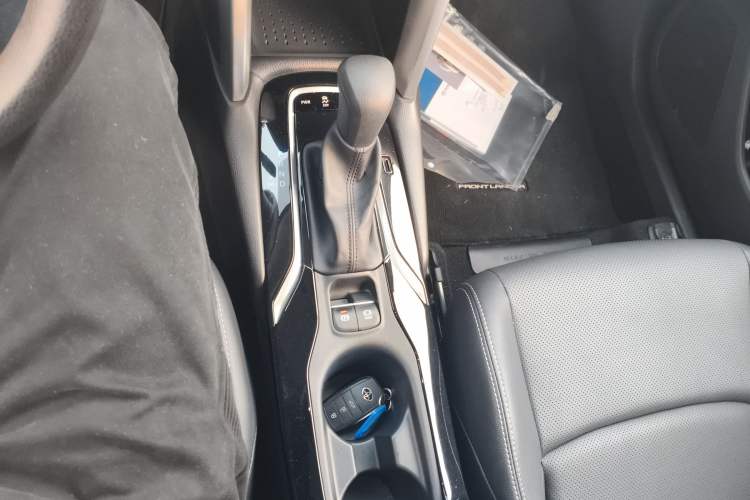 Used Toyota FRONTLANDER 2022 2.0L CVT Luxury PLUS Edition Gear Lever