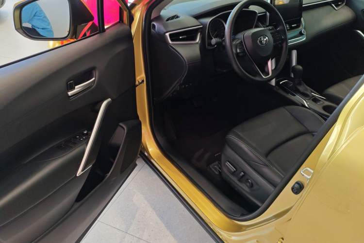 Used Toyota FRONTLANDER 2022 2.0L CVT Luxury PLUS Edition Interior 3