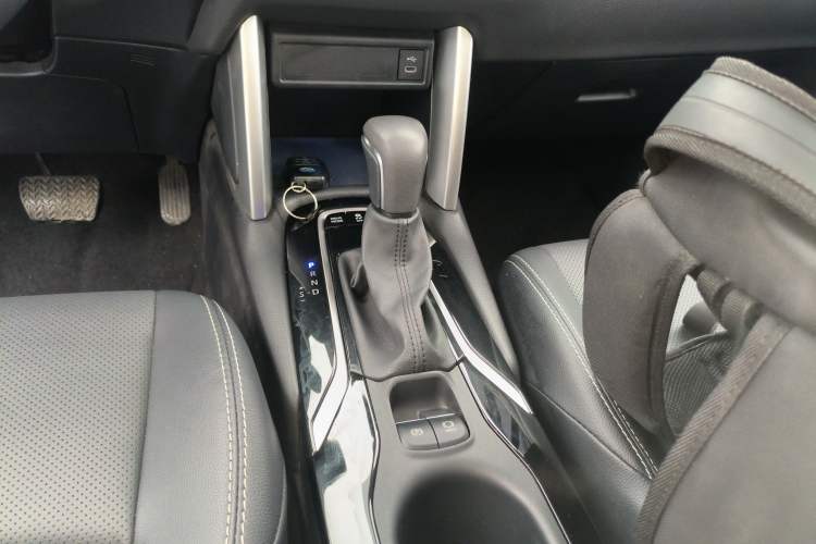 Used Toyota FRONTLANDER 2023 2.0L Smart Electric Hybrid Dual-Engine Deluxe Version Gear Lever