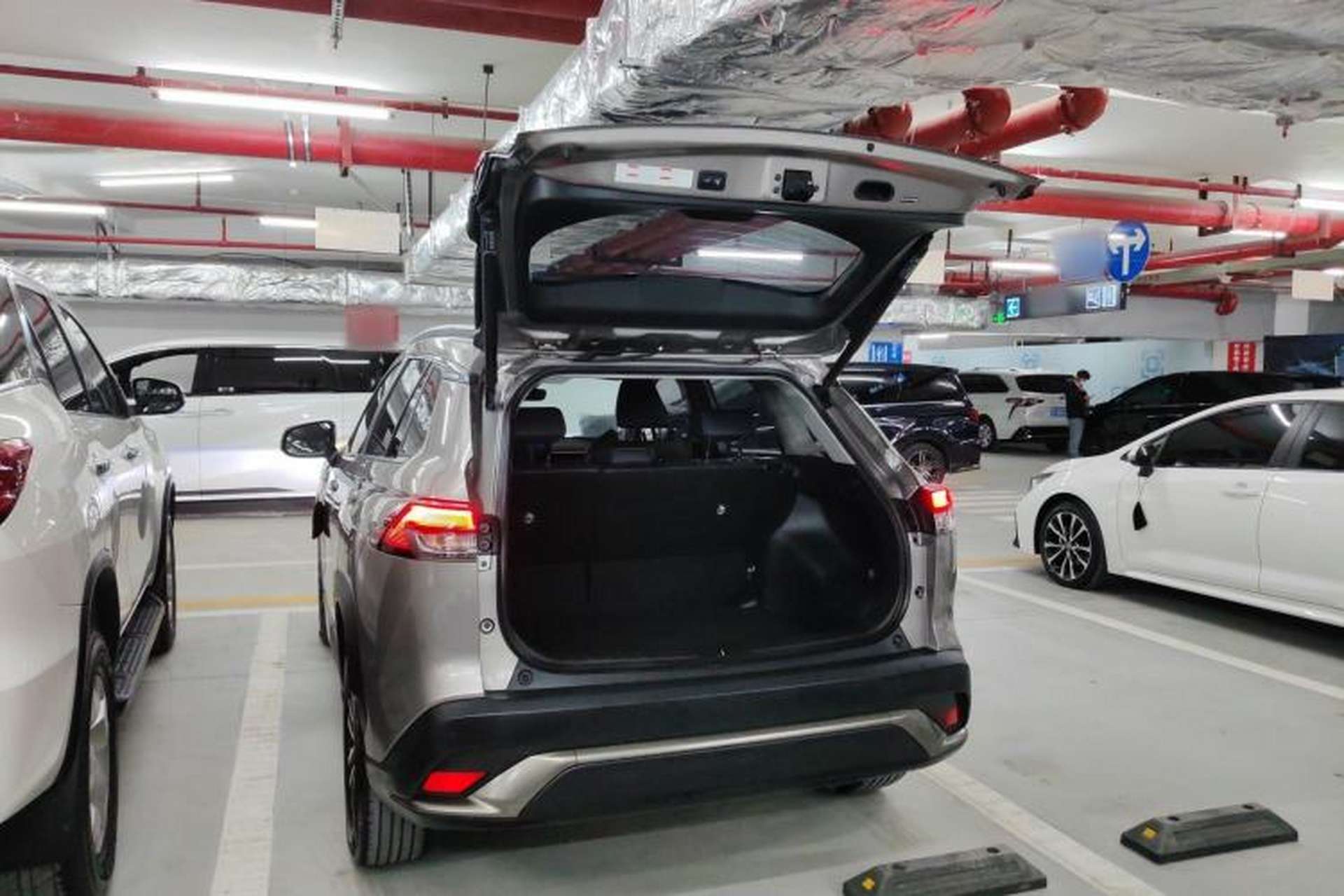 Used Toyota FRONTLANDER 2023 2.0L Smart Electric Hybrid Dual-Engine Deluxe Version Trunk