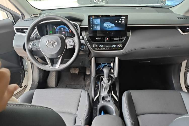 Used Toyota FRONTLANDER 2023 2.0L Smart Electric Hybrid Dual-Engine Luxury Edition Center Console
