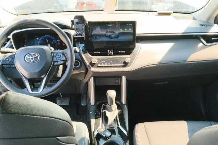 Used Toyota FRONTLANDER 2023 2.0L CVT Luxury Edition Center Console
