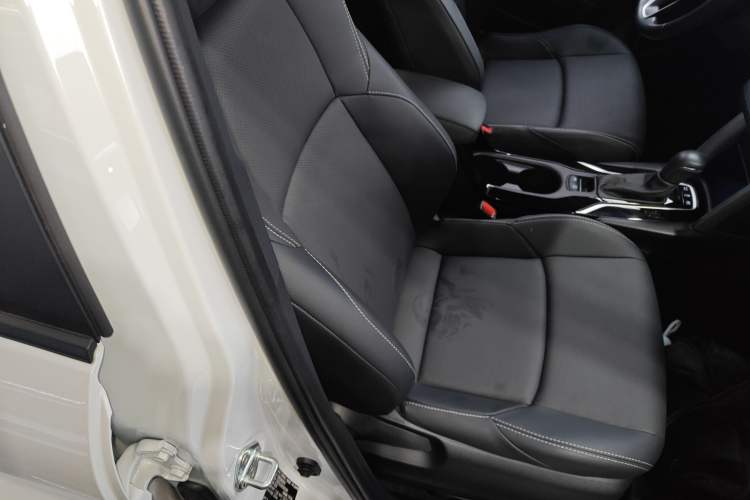 Used Toyota FRONTLANDER 2023 2.0L Smart Electric Hybrid Dual-Engine Deluxe Version Right Front Seat