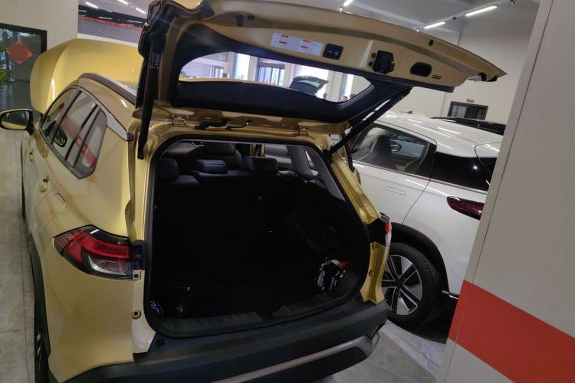 Used Toyota FRONTLANDER 2023 2.0L Smart Electric Hybrid Dual-Engine Deluxe Version Trunk