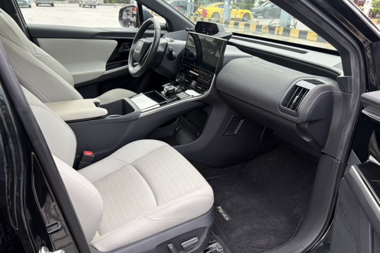 Used Toyota GAC bZ4X 2022 Long-Range Pro Interior 12
