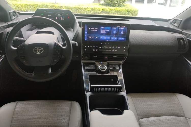 Used Toyota GAC bZ4X 2022 X-MODE Four-Wheel Drive Ultra Center Console