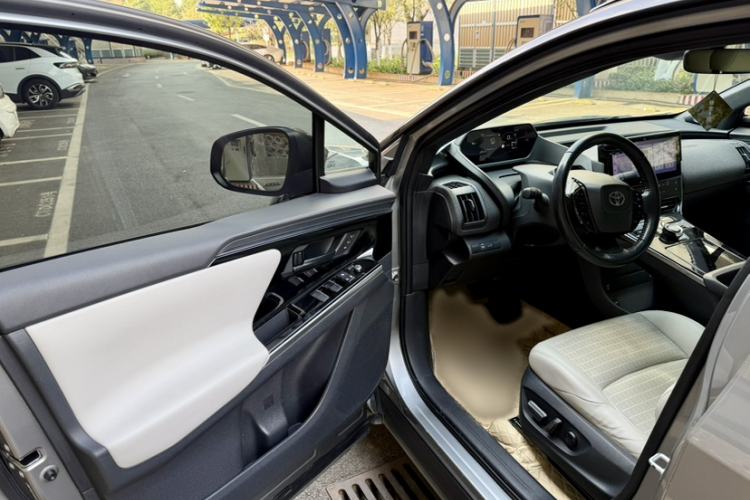 Used Toyota GAC bZ4X 2022 X-MODE Four-Wheel Drive Ultra Interior 4