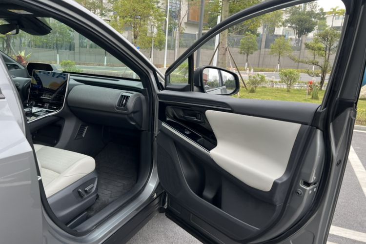 Used Toyota GAC bZ4X 2022 X-MODE Four-Wheel Drive Ultra Interior 9