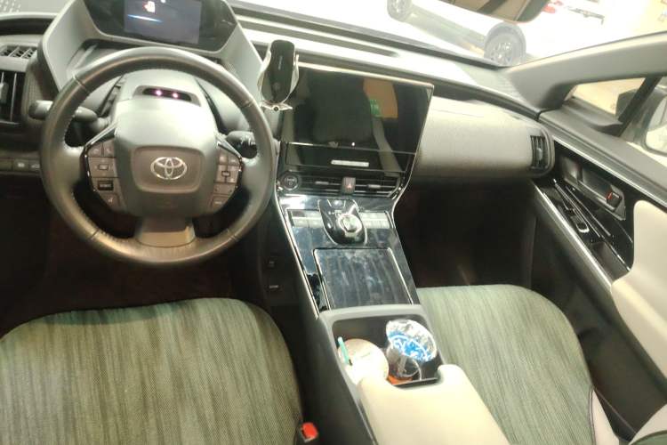 Used Toyota GAC bZ4X 2022 Long-Range Pro Center Console