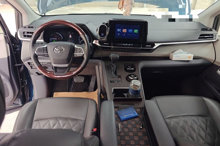 Used Toyota Granvia 2023 2.5L Hybrid Luxury Edition Center Console