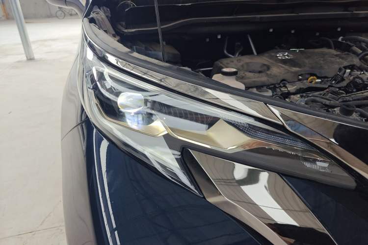 Used Toyota Granvia 2023 2.5L Hybrid Luxury Edition Right Front Headlight
