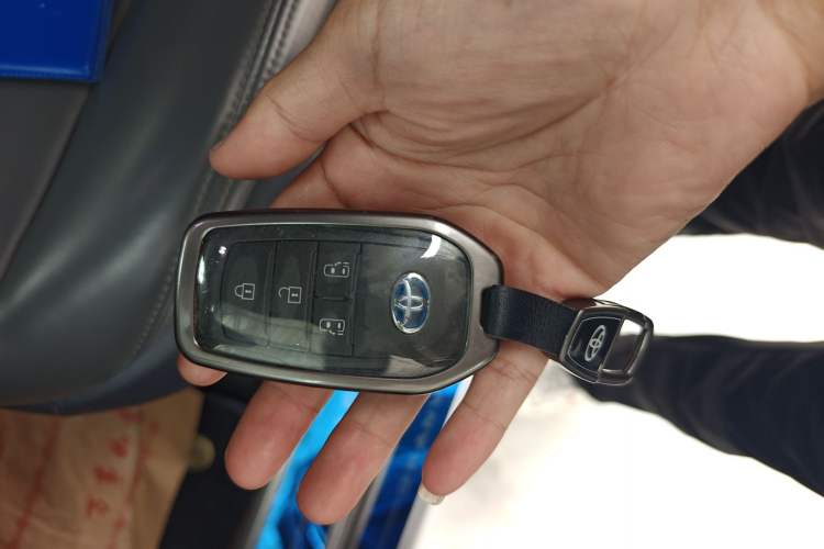 Used Toyota Granvia 2023 2.5L Hybrid Luxury Edition Vehicle Key