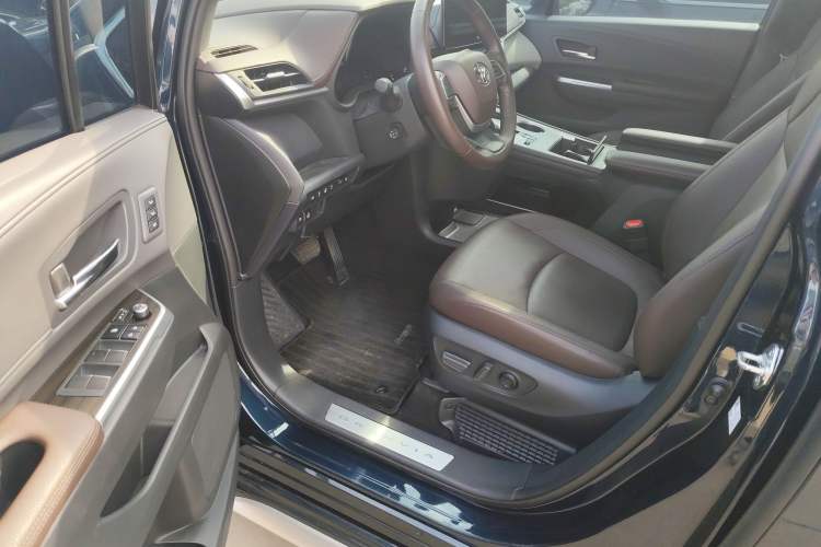 Used Toyota Granvia 2023 2.5L Hybrid Flagship VIP Edition Interior 3