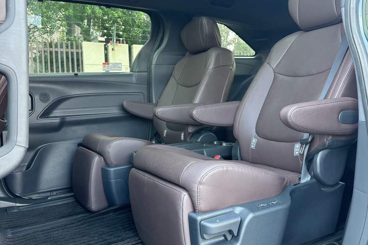 Used Toyota Granvia 2023 2.5L Hybrid Flagship VIP Edition Interior 4