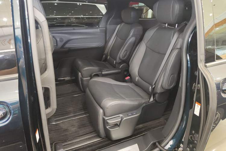 Used Toyota Granvia 2022 2.5L Hybrid Prestige Edition Left Rear Seat