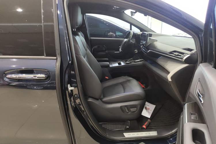 Used Toyota Granvia 2022 2.5L Hybrid Prestige Edition Right Front Seat