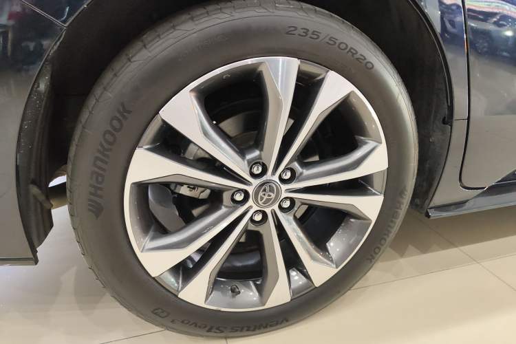Used Toyota Granvia 2022 2.5L Hybrid Prestige Edition Right Rear Wheel Hub