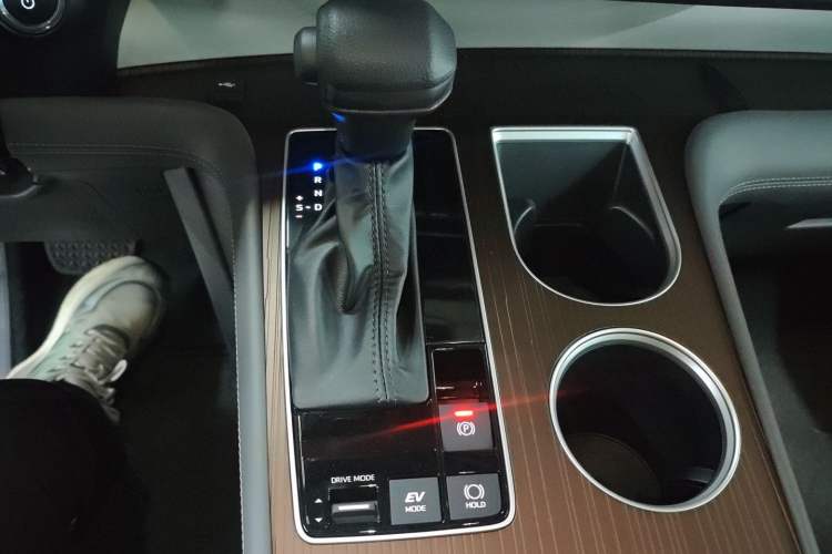 Used Toyota Granvia 2024 2.5L Hybrid Comfort Edition Gear Lever