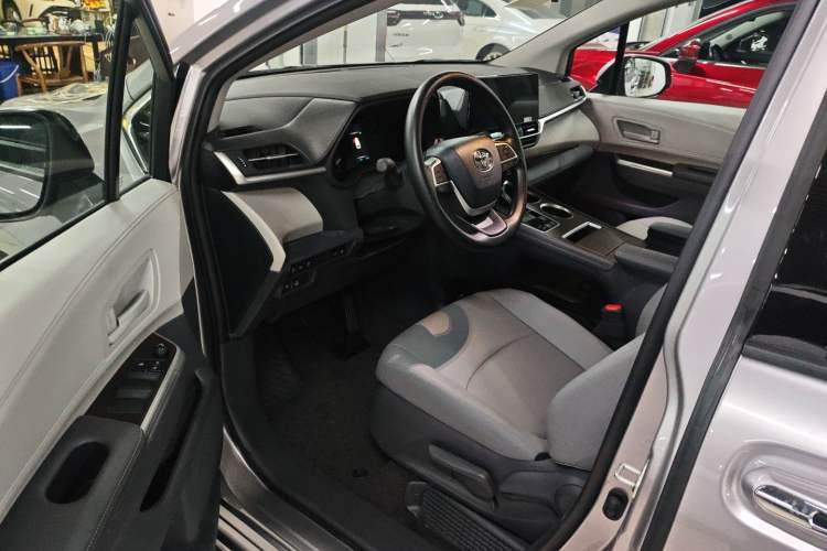 Used Toyota Granvia 2024 2.5L Hybrid Comfort Edition Interior 3