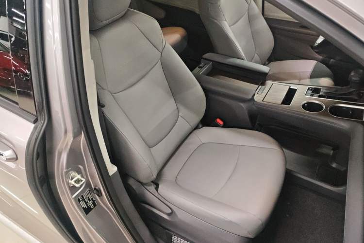 Used Toyota Granvia 2024 2.5L Hybrid Comfort Edition Right Front Seat