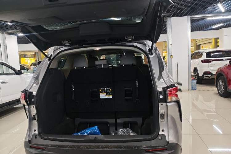Used Toyota Granvia 2024 2.5L Hybrid Comfort Edition Trunk