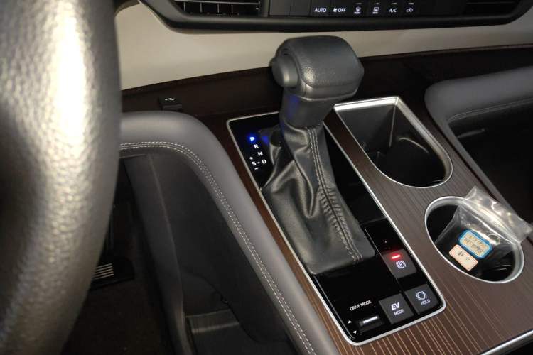 Used Toyota Granvia 2024 2.5L Hybrid Comfort Edition Gear Lever