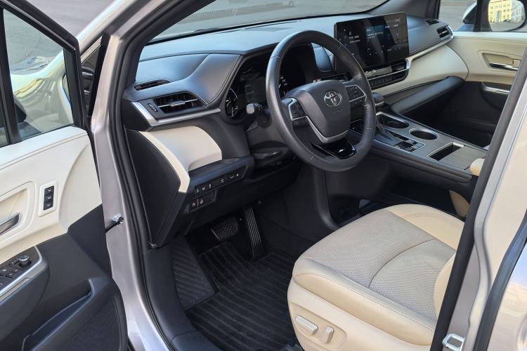 Used Toyota Granvia 2022 2.5L Hybrid Prestige Edition Interior 1