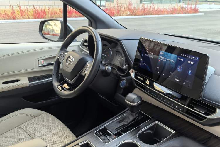 Used Toyota Granvia 2022 2.5L Hybrid Prestige Edition Interior 11