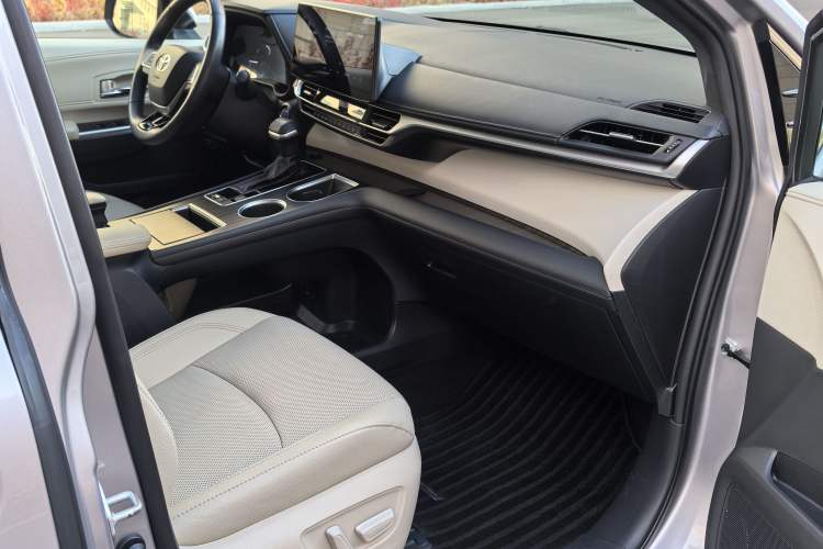 Used Toyota Granvia 2022 2.5L Hybrid Prestige Edition Interior 3
