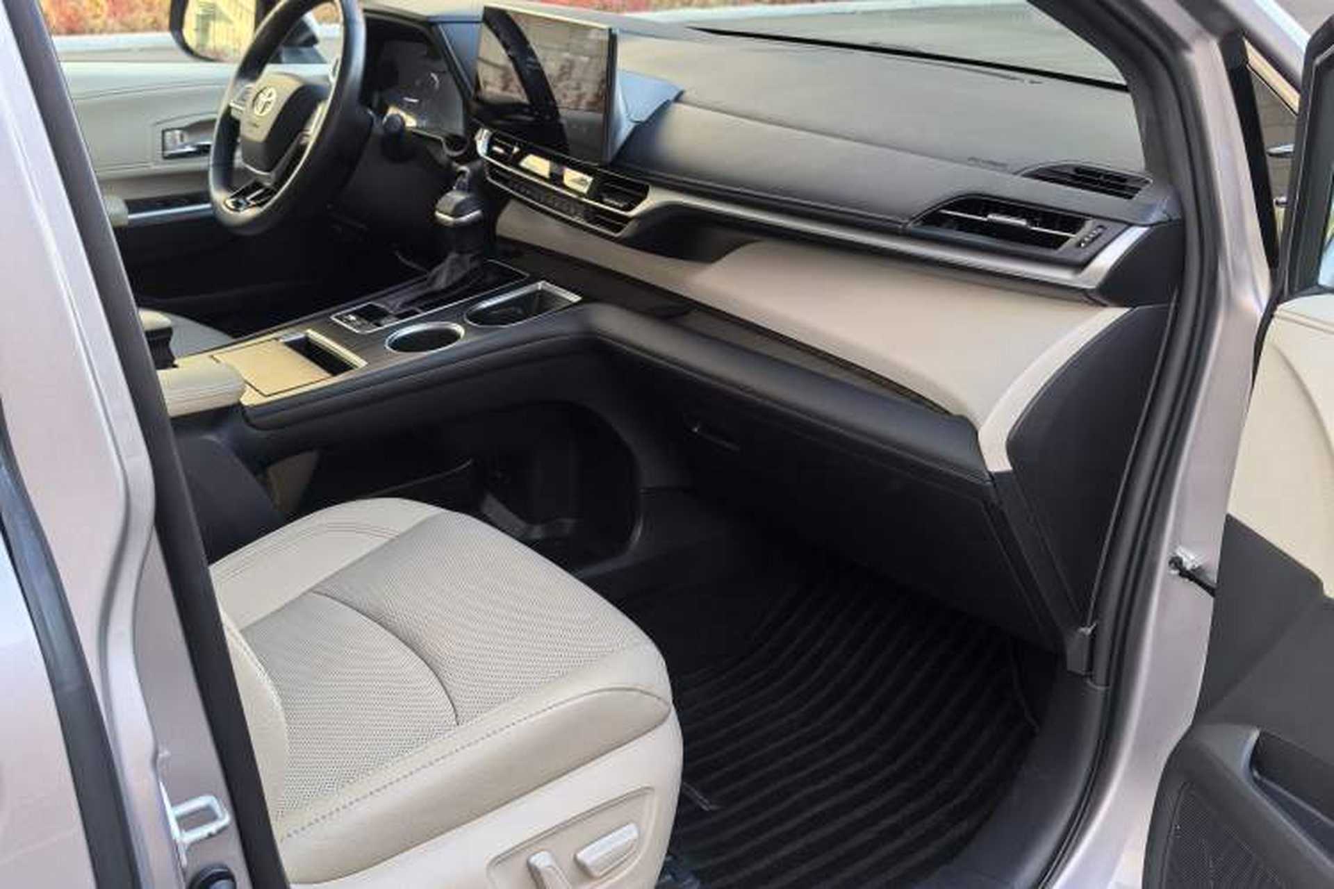 Used Toyota Granvia 2022 2.5L Hybrid Prestige Edition Interior 3