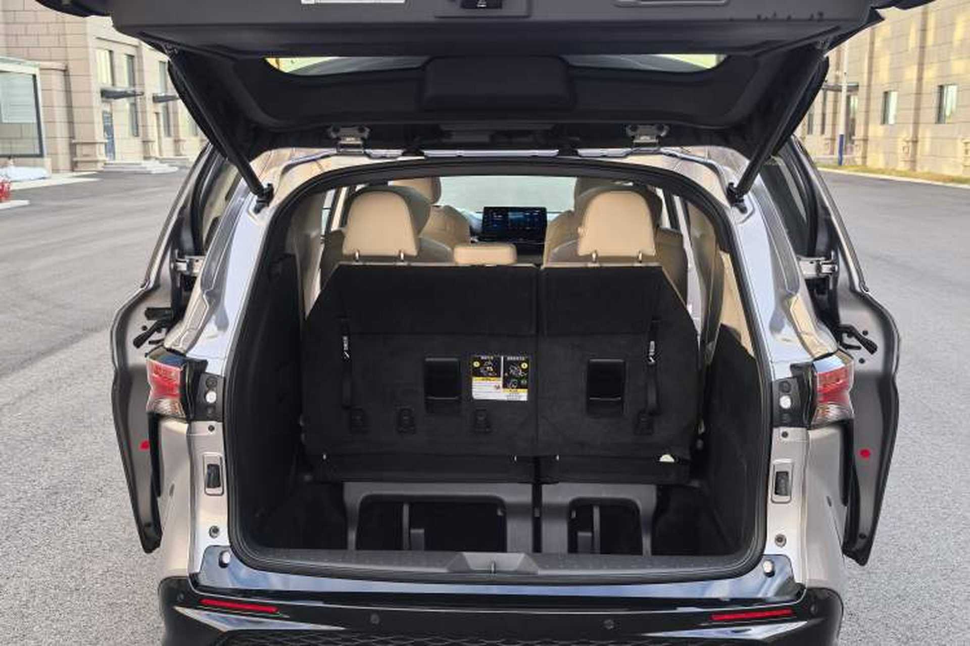 Used Toyota Granvia 2022 2.5L Hybrid Prestige Edition Interior 5