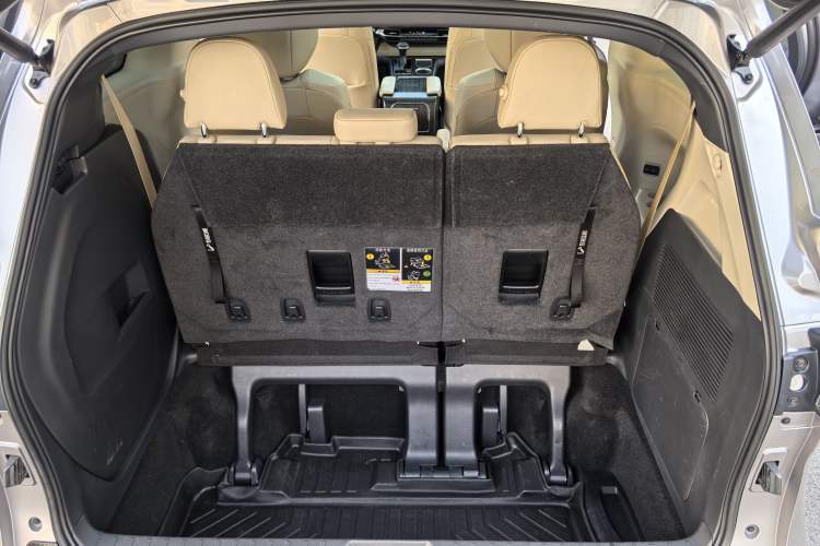 Used Toyota Granvia 2022 2.5L Hybrid Prestige Edition Interior 6