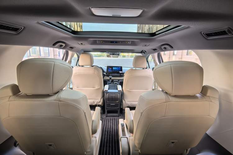 Used Toyota Granvia 2022 2.5L Hybrid Prestige Edition Interior 7