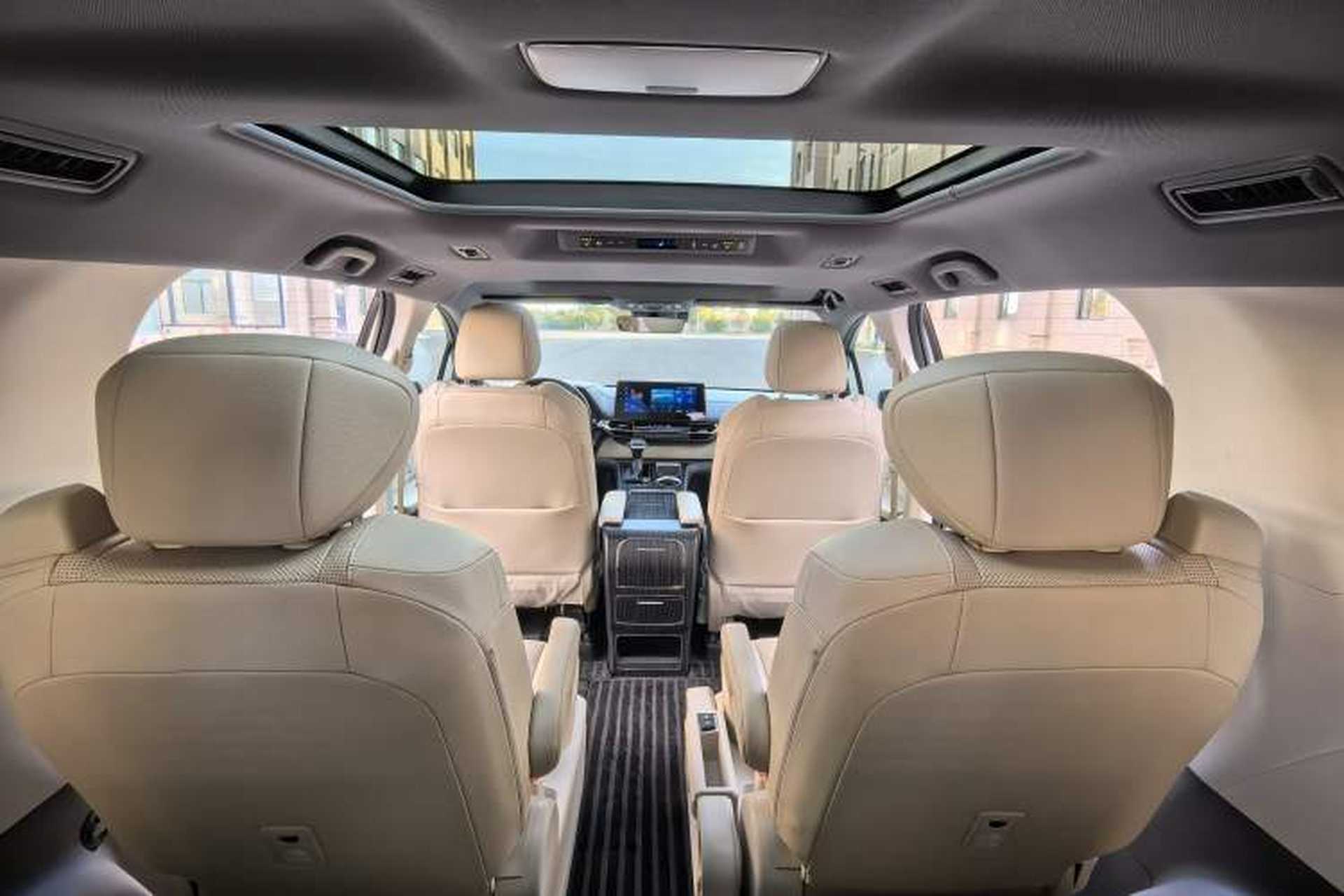 Used Toyota Granvia 2022 2.5L Hybrid Prestige Edition Interior 7