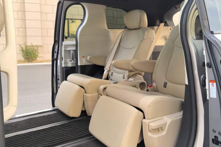 Used Toyota Granvia 2022 2.5L Hybrid Prestige Edition Interior 8