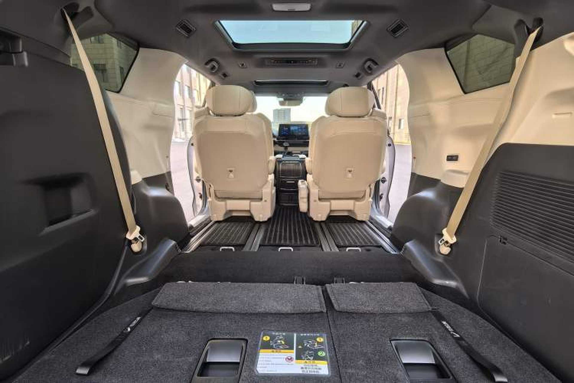 Used Toyota Granvia 2022 2.5L Hybrid Prestige Edition Interior 9