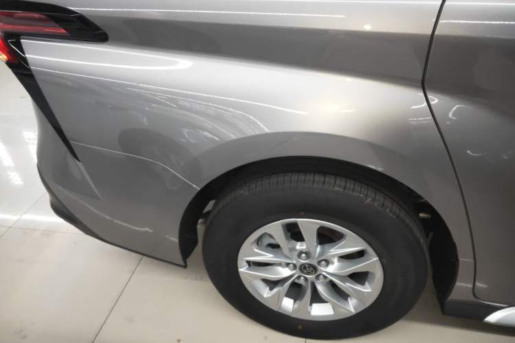 Used Toyota Granvia 2024 2.5L Hybrid Comfort Edition Right Rear Wheel Hub
